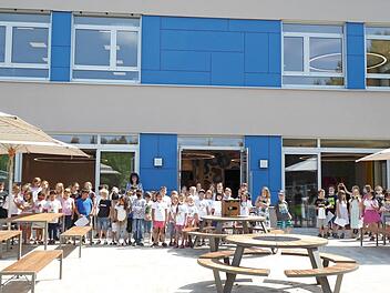 Kinder vor der neuen Mittagsbetreuung der Anna-Grundschule Forchheim