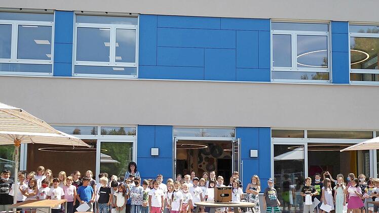 Kinder vor der neuen Mittagsbetreuung der Anna-Grundschule Forchheim