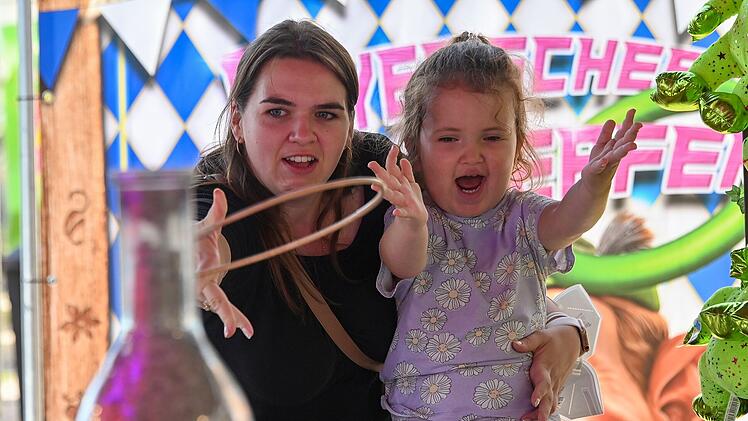 N&uuml;rnberger Herbstvolksfest: Schwerstkranke Kinder vergessen ein paar Stunden ihre Sorgen