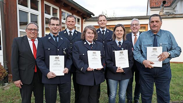 Ehrungen f&uuml;r aktiven Feuerwehrdienst bei der Feuerwehr Muckenreuth: Der stellvertretende Landrat Dieter Schaar zeichnete Thorsten N&uuml;tzel, Christine Kilian und Simone Scholz f&uuml;r 25 Jahre aktiven Dienst aus. Henry Fischer ist seit vierzig Jahren akt...