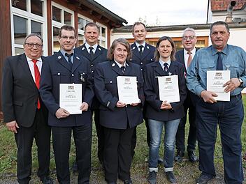 Ehrungen für aktiven Feuerwehrdienst bei der Feuerwehr Muckenreuth: Der stellvertretende Landrat Dieter Schaar zeichnete Thorsten Nützel, Christine Kilian und Simone Scholz für 25 Jahre aktiven Dienst aus. Henry Fischer ist seit vierzig Jahren akt...
