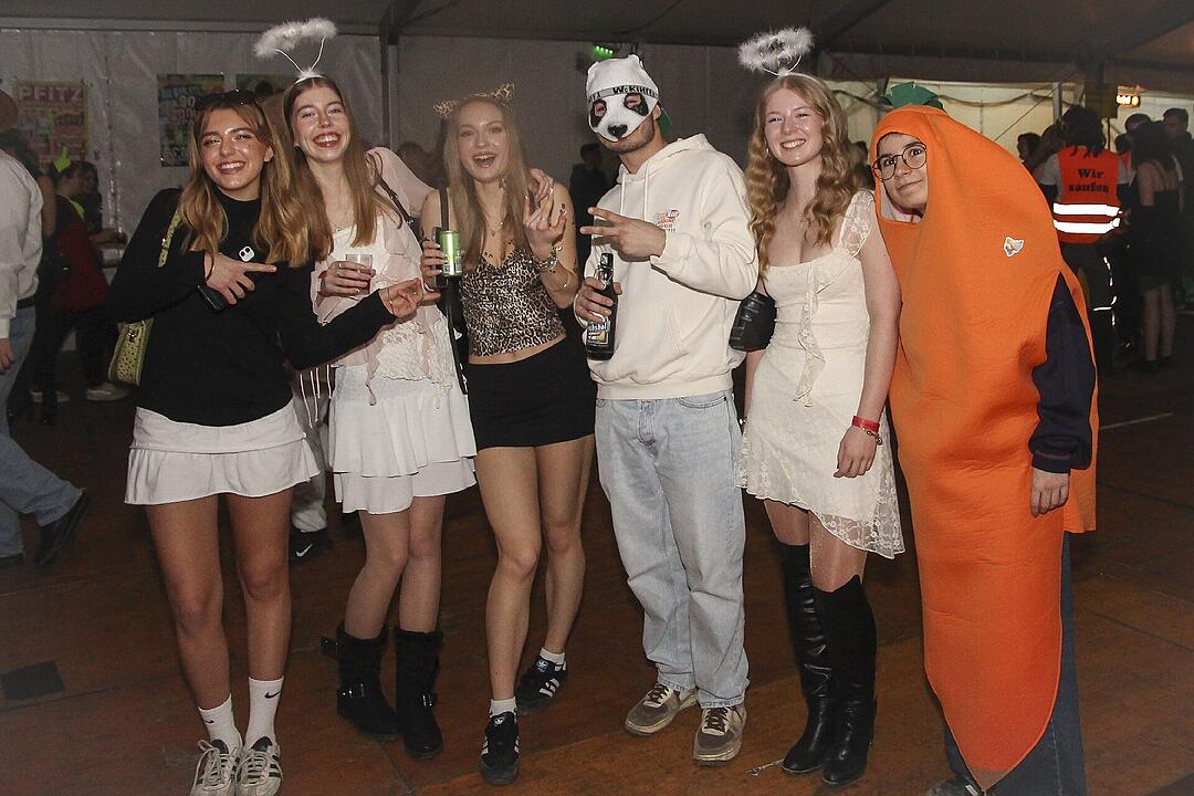 Super Stimmung beim Meeder Zeltfasching 2025!