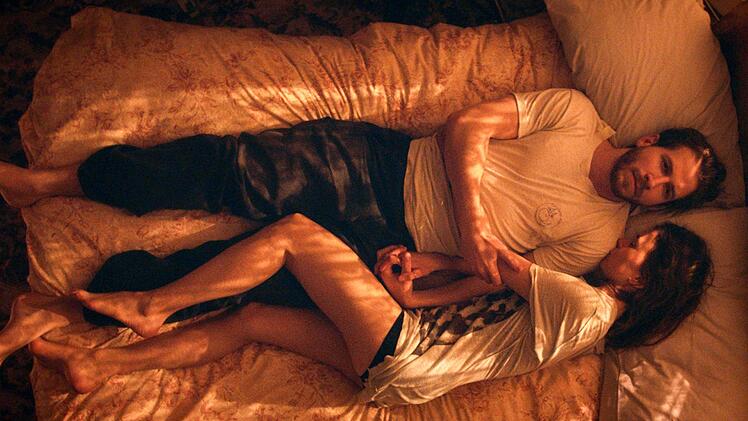 Ian (Chris Fulton) und Kira (Aylin Tezel) trösten sich gegenseitig.