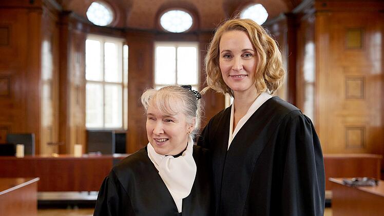 Pamela Pabst (links) ist das reale Vorbild für Christina Athenstädts Rolle der Romy Heiland. Papst ist die erste blinde Strafverteidigerin Deutschlands und steht den Machern der Serie seit Folge eins als Beraterin zur Seite.