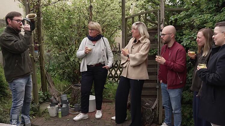 Susus Ehemann Martin (links) ist J&auml;ger - und bl&auml;st zum Aperitif mit dem Jagdhorn das Halali.