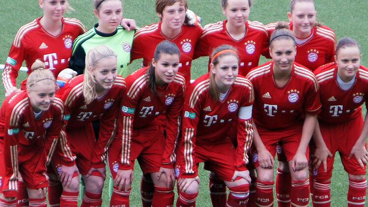 Ein Bild mit Symbolcharakter: Die Ochsenfurterin Anna Schlarb (vorne, dritte von links) inmitten ihrer erfolgreichen U17-Juniorinnenmannschaft des FC Bayern München. Sie ist voll im Team integriert. Nach dem Deutschen Meistertitel schaffte die 17-Jährige auch den Sprung in die zweite Damenmannschaft des FCB, mit der sie diese Runde in der 2. Bundesliga Süd antritt. Foto: FC Bayern München