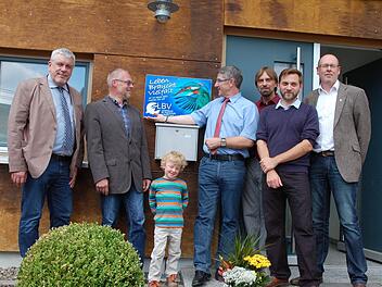 Die Fassade aus ungestrichenem Holz passt zum neuen Domizil des LBV. Das fanden bei der Einweihung jedenfalls (von links): Coburgs Oberbürgermeister Norbert Tessmer, Frank und Finn Reißenweber, Landrat Michael Busch, Sebastian Weigand, Alexander Ulmer und Helmut Beran. Fotos: Rainer Lutz