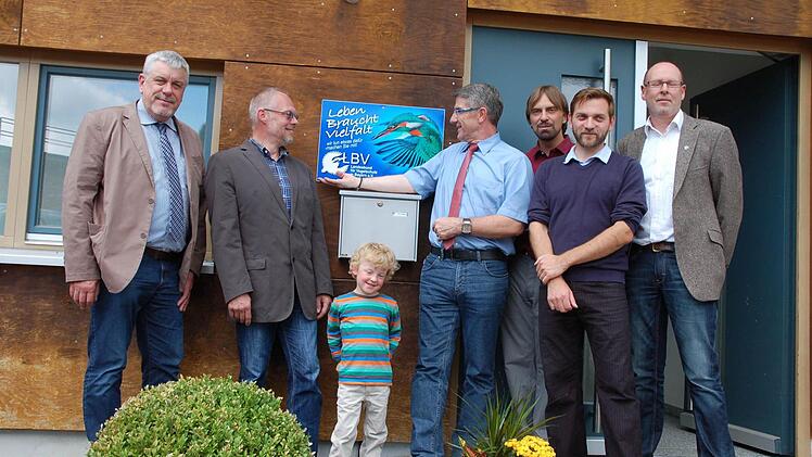 Die Fassade aus ungestrichenem Holz passt zum neuen Domizil des LBV. Das fanden bei der Einweihung jedenfalls (von links): Coburgs Oberbürgermeister Norbert Tessmer, Frank und Finn Reißenweber, Landrat Michael Busch, Sebastian Weigand, Alexander Ulmer und Helmut Beran. Fotos: Rainer Lutz