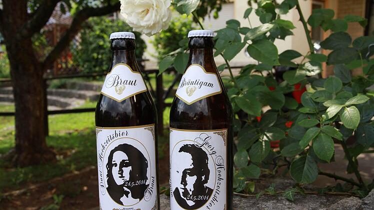 Das Hochzeitsbier in Flaschen mit dem Konterfei der Braut und des Bräutigams.  Fotos: Erlwein