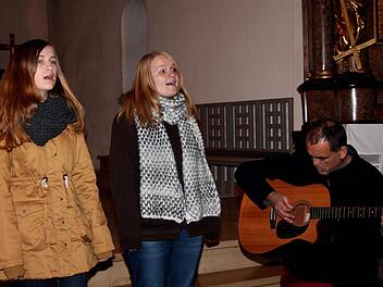 Annelies Maier (l.) und Lena Grau wurden bei den Abschlussliedern von Wolfgang Maier begleitet. Fotos: Johanna Blum