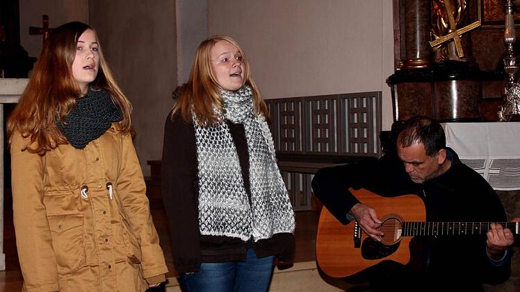 Annelies Maier (l.) und Lena Grau wurden bei den Abschlussliedern von Wolfgang Maier begleitet. Fotos: Johanna Blum