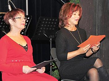 Gaby Marquardt und Andrea Thiessen-Lehmann von der Theaterwerkstatt (von links) erfreuten bei der Weihnachtsmatinee mit Erzählungen und Gedichten zu den Themen Advent und Weihnachten. Fotos: Ulrike Langer