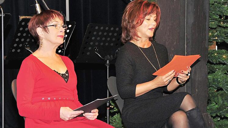 Gaby Marquardt und Andrea Thiessen-Lehmann von der Theaterwerkstatt (von links) erfreuten bei der Weihnachtsmatinee mit Erzählungen und Gedichten zu den Themen Advent und Weihnachten. Fotos: Ulrike Langer