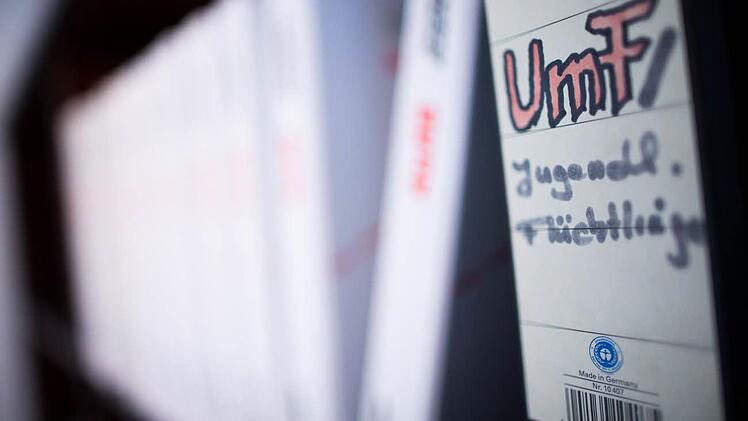 Die Ordner mit Unterlagen zu "Umf" oder "Umfen" werden in den Kommunen immer dicker. Foto: Rolf Vennenbernd/dpa