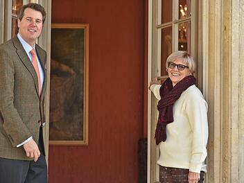 Prinz Hubertus von Sachsen-Coburg-Gotha und Barbara Kammerscheid vom sozialen Kaufhaus "Hartz und Herzlich" freuen sich auf das Spenden-Frühstück am Reformationstag auf Schloss Callenberg. Foto: Gabi Arnold