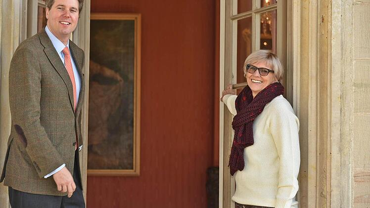 Prinz Hubertus von Sachsen-Coburg-Gotha und Barbara Kammerscheid vom sozialen Kaufhaus "Hartz und Herzlich" freuen sich auf das Spenden-Frühstück am Reformationstag auf Schloss Callenberg. Foto: Gabi Arnold