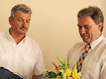 Bürgermeister Klaus Löffler (rechts) verabschiedete seinen ehemaligen Stellvertreter, Christian Schulz, offiziell aus dem Gremium. Foto: Veronika Scahdeck