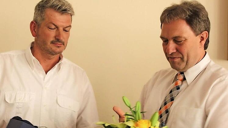 Bürgermeister Klaus Löffler (rechts) verabschiedete seinen ehemaligen Stellvertreter, Christian Schulz, offiziell aus dem Gremium. Foto: Veronika Scahdeck
