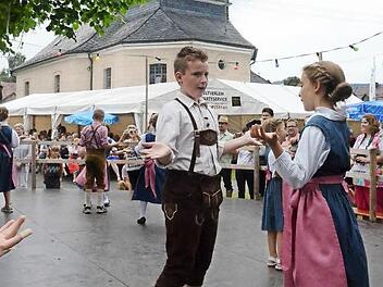 Auch für die Jüngsten wird Tradition in Welitsch großgeschrieben. Beim Plantanz werden einstudierte Traditionstänze aufgeführt. Foto: Karl-Heinz Hofmann