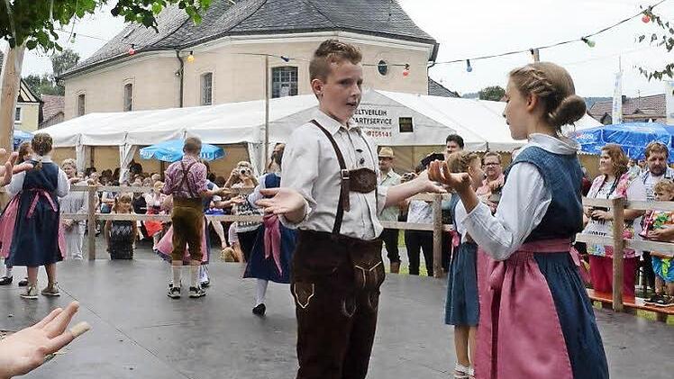 Auch für die Jüngsten wird Tradition in Welitsch großgeschrieben. Beim Plantanz werden einstudierte Traditionstänze aufgeführt. Foto: Karl-Heinz Hofmann