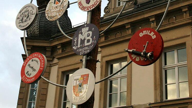 Alle Vereine und Organisationen, die in Eltmann den Fasching gestalten, sind vertreten. Unten in der Mitte der Städtische Bauhof.  Fotos: Sabine Weinbeer