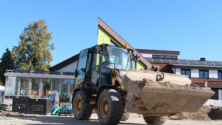 Noch bis September 2019 wird rund um das Rathaus in Röttenbach alles neu gestaltet. Foto: Christian Bauriedel