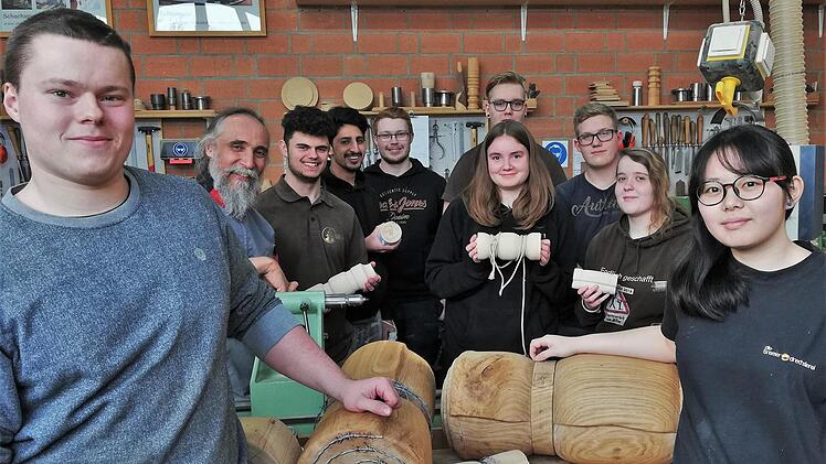 Quirin Steiner (20) und Takayo Miura (24) mit ihren Werkstücken, dahinter Fachlehrer Wolfgang Miller (zweiter von links) und die anderen Berufsschüler mit kleinen Modellen  Foto: Sigismund von Dobschütz