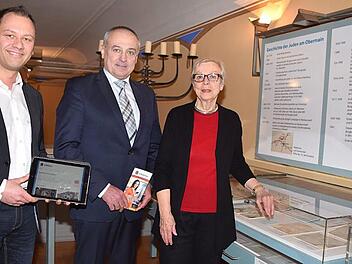 Erste interaktive Führung durch die Dauerausstellung in der ehmaligen Synagoge (v. l.): Dipl.-Ing. (FH) Sebastian Fischer, dem die technische Umsetzung oblag, Bürgermeister Robert Hümmer und Archivbetreuerin Inge Göbel  Fotos: Dieter Radziej
