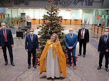 German Hacker, Alexander Tritthart, das "Sparkassen-Christkind 2020", Johannes von Hebel, Walter Paulus-Rohmer und Florian Janik (v. l.) nahmen an der Spendenfeier teil. Foto: privat