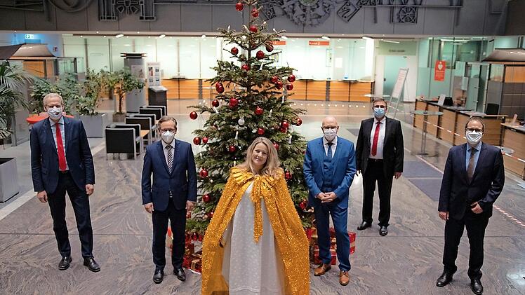 German Hacker, Alexander Tritthart, das "Sparkassen-Christkind 2020", Johannes von Hebel, Walter Paulus-Rohmer und Florian Janik (v. l.) nahmen an der Spendenfeier teil. Foto: privat