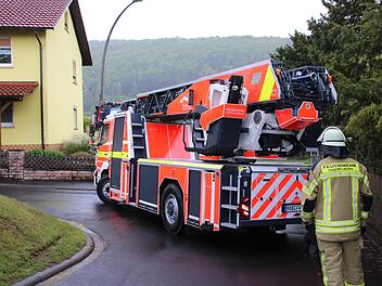 In der Heinrich-Ullrich-Straße war die neue Drehleiter der Hammelburger Feuerwehr gestern im Einsatz, um eine verletzte Person vom Balkon eines Wohnhauses zu bergen.