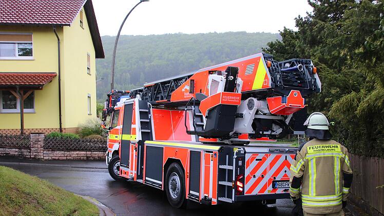 In der Heinrich-Ullrich-Straße war die neue Drehleiter der Hammelburger Feuerwehr gestern im Einsatz, um eine verletzte Person vom Balkon eines Wohnhauses zu bergen.