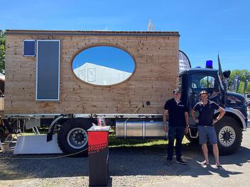 Wenn Thomas Nissen (l.) von 4Wheel24 und Thomas Scheimer von der Freiraum GmbH vor ihrem Reisemobil stehen, wird deutlich, wie groß das ehemalige Feuerwehr-Löschfahrzeug ist, das nun bewohnt werden kann. Foto: Charlotte Wittnebel-Schmitz