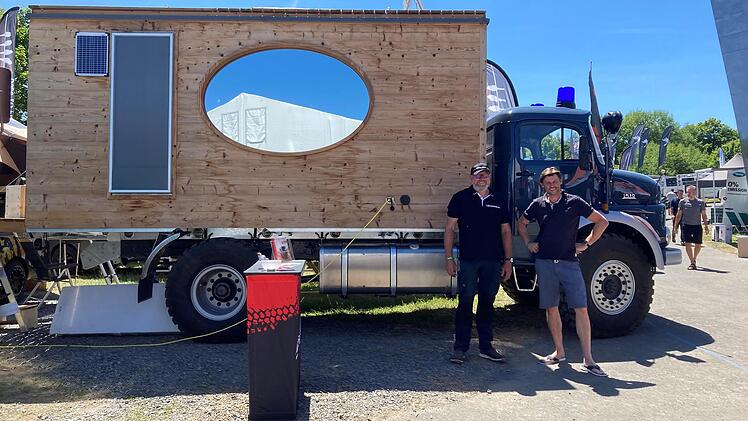 Wenn Thomas Nissen (l.) von 4Wheel24 und Thomas Scheimer von der Freiraum GmbH vor ihrem Reisemobil stehen, wird deutlich, wie groß das ehemalige Feuerwehr-Löschfahrzeug ist, das nun bewohnt werden kann. Foto: Charlotte Wittnebel-Schmitz