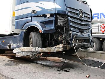 Teile der Baustellenbegrenzung haben sich beim Unfall im Führerhaus verkeilt. Foto: Ralf Ruppert
