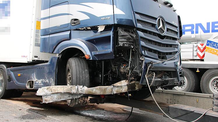 Teile der Baustellenbegrenzung haben sich beim Unfall im Führerhaus verkeilt. Foto: Ralf Ruppert