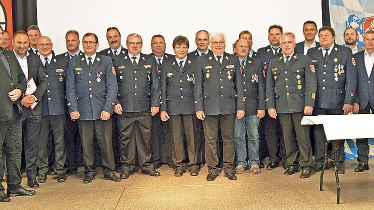 Zahlreiche Aktive wurden bei der Verbandsversammlung der Feuerwehren im Kreis Kronach ausgezeichnet.