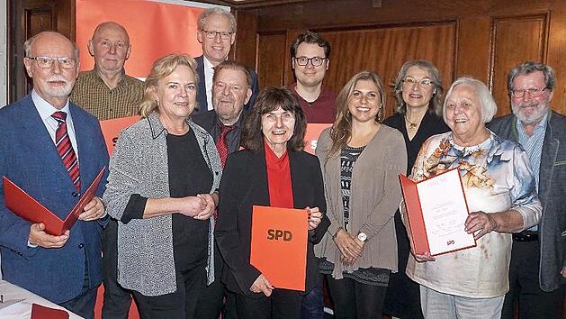 Die Jubilare wurden im Beisein von MdL Alexandra Hiersemann, B&uuml;rgermeister German Hacker und Claudia Belzer, die als Direktkandidatin der SPD im Stimmkreis Erlangen-H&ouml;chstadt f&uuml;r den Landtag nominiert wurde, geehrt.