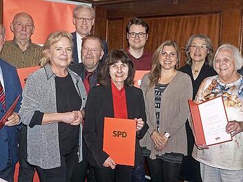 Die Jubilare wurden im Beisein von MdL Alexandra Hiersemann, Bürgermeister German Hacker und Claudia Belzer, die als Direktkandidatin der SPD im Stimmkreis Erlangen-Höchstadt für den Landtag nominiert wurde, geehrt.