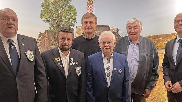 Ehrungen bei der Jahreshauptversammlung der Soldaten- und Reservistenkameradschaft Reiterswiesen. Unser Foto zeigt (von links) Vorsitzenden Armin Deubert, Hermann Kiesel, Albert Kiesel, Ludwig Kiesel, Gottlieb Renninger und Oberb&uuml;rgermeister Dirk ...