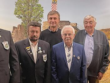 Ehrungen bei der Jahreshauptversammlung der Soldaten- und Reservistenkameradschaft Reiterswiesen. Unser Foto zeigt (von links) Vorsitzenden Armin Deubert, Hermann Kiesel, Albert Kiesel, Ludwig Kiesel, Gottlieb Renninger und Oberbürgermeister Dirk ...