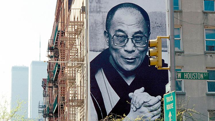Der Dalai Lama, hier eine Plakatwand in Greenwich Village, New York, wurde auf der ganzen Welt als Friedensfürst bekannt. Am 06. Juli wird er 90 Jahre alt.