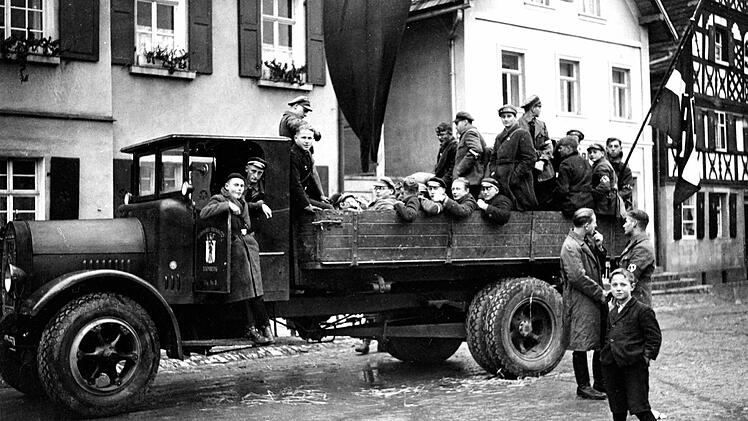 Uniformierter SA-Trupp auf einem Lkw in der oberen Hauptstraße in Ebermannstadt Repro: Franze