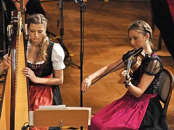 Anna Väth (Harfe) und Kristin Thiel (Geige) von der Saitenmusik Familie Väth. Die Gruppe bilden Klaus und Gisela, ihre drei Söhne Martin, Michael und Peter sowie Tochter Anna. Kristin Thiel ergänzt mit ihrer Violine die Truppe. Fotos: Peter Klopf