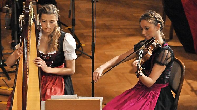 Anna Väth (Harfe) und Kristin Thiel (Geige) von der Saitenmusik Familie Väth. Die Gruppe bilden Klaus und Gisela, ihre drei Söhne Martin, Michael und Peter sowie Tochter Anna. Kristin Thiel ergänzt mit ihrer Violine die Truppe. Fotos: Peter Klopf