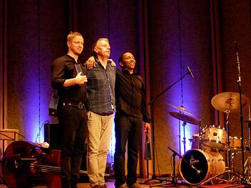 Das Tingvall-Trio nimmt im Rossini-Saal die Ovationen seines Publikums entgegen (von links): Pianist Martin Tingvall, Drummer Jürgen Spiegelund Kontrabassist Omar Rodriguez Calvo. Foto: Gerhild Ahnert