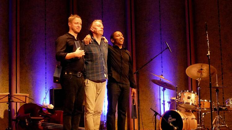 Das Tingvall-Trio nimmt im Rossini-Saal die Ovationen seines Publikums entgegen (von links): Pianist Martin Tingvall, Drummer Jürgen Spiegelund Kontrabassist Omar Rodriguez Calvo. Foto: Gerhild Ahnert