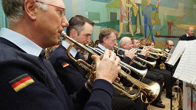 Die "StOV-Kapelle" unter der Leitung von Gerald Bach spielt im Speisesaal. Foto: Arkadius Guzy