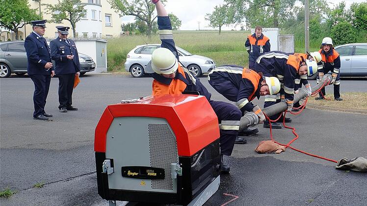 Es musste eine Saugleitung aufgebaut und die im Vorjahr neu angeschaffte Tragkraftspritze in Betrieb genommen werden. Foto: Gerd Schaar