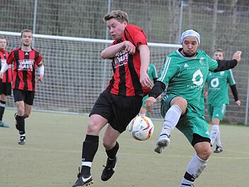 Keine Kunst auf Kunstrasen: Mehr gekämpft als gezaubert wurde im Kreisderby. Auf unserem Bild beharken sich Alexander Krämer vom FC Bad Brückenau (links) und der Garitzer Konstantin Papadopoulos. Foto: Hopf